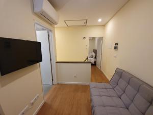 丰沙尔Agnelo Comfort - Accommodation H V的带沙发和平面电视的客厅