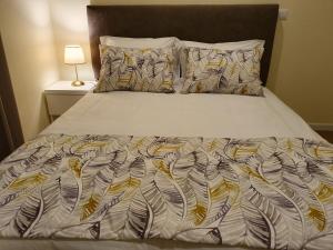 丰沙尔Agnelo Comfort - Accommodation H V的一张带白色棉被和枕头的床