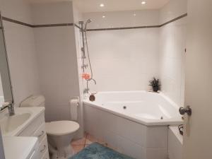 玛志洛Trafalgar Towers的白色的浴室设有浴缸和卫生间。