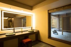 京都京阪京都大酒店的一间带两个盥洗盆和大镜子的浴室