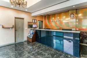 济州市济州海洋家庭酒店的酒店大堂,中间设有游泳池