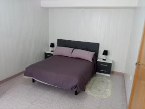 坎加斯德穆拉索la Casa de Vilanova的一间卧室,配有带2个床头柜的床
