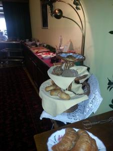 蒂罗尔-泽费尔德Hotel Garni Dietrich的桌上的面包和糕点盘