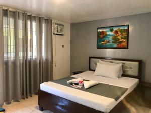 波尔多·格尼拉马里昂鲁斯酒店的卧室配有一张床,墙上挂有绘画作品