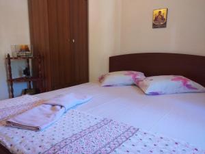库佛斯港Porto Κoufo Halkidiki的一张带毯子和枕头的白色床