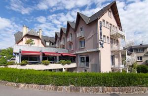 芒德The Originals Boutique, Hôtel du Pont Roupt, Mende (Inter-Hotel)的建筑的侧面有标志