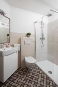 罗维尼Noemi's rooms的浴室配有卫生间、淋浴和盥洗盆。