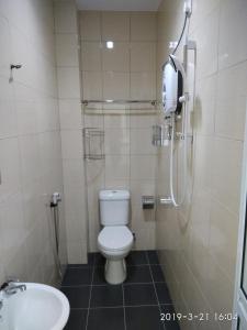 瓜拉江沙Pz Hotel的带淋浴、卫生间和盥洗盆的浴室