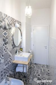 那不勒斯PizzaSleep -apartment-的一间带水槽和镜子的浴室