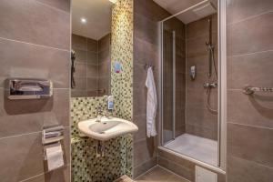 柏林柏林米特梅宁阁酒店的一间带水槽和淋浴的浴室