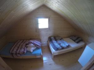 ZastańDomek całoroczny的木间设有两张床,设有窗户