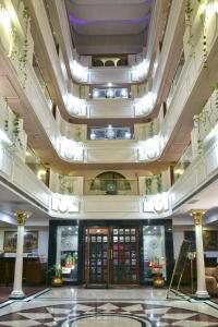 海得拉巴住宅品质酒店的建筑的大堂,有天花板