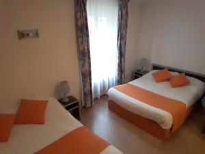 萨尔特河畔博蒙巴克之家酒店的一间卧室设有两张床和窗户。