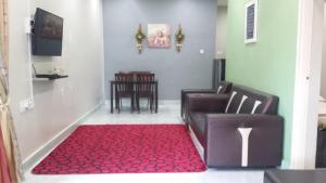 士姑来Arfaan Guest House的客厅配有两把椅子和红色地毯