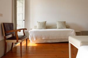 波尔图潘苏鸥非波特酒店的白色卧室配有床和椅子