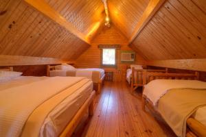 MedinaMedina Highpoint RV Resort的小木屋内带四张床的客房