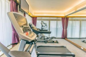 马公丰家大饭店的一间带跑步机的健身房