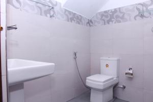 米瑞莎Turtle Reef Guest的白色的浴室设有卫生间和水槽。