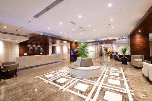 迪拜Majestic City Retreat Hotel的大堂,带等候区的酒店