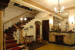 乌贝拉巴塔马雷拉斯公园酒店的一间带楼梯和壁炉的客厅