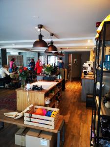亨宁斯韦尔Henningsvær Guesthouse的一间有桌子的餐厅,房间里的人