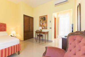 巴里Masseria Sant'Anna的一间卧室配有一张床和一张桌子及椅子