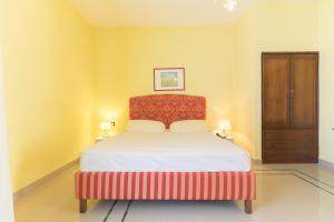 巴里Masseria Sant'Anna的一间卧室配有一张红色床头板的床