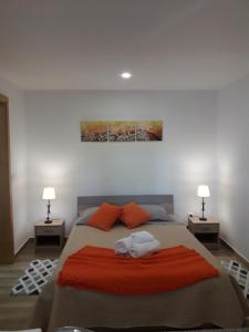 里韦拉布拉瓦Tabua Village的一间卧室配有一张大床和两盏灯