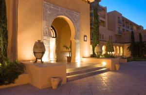哈马马特阿罕布拉海水浴酒店的庭院中一座带拱门和楼梯的建筑