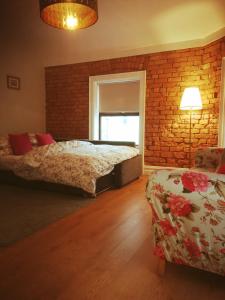 邓多克The Village Rooms的一间卧室设有两张床和砖墙