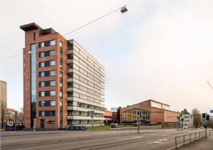 坦佩雷Cozy Central Studio Tampere的城市街道拐角处的建筑物