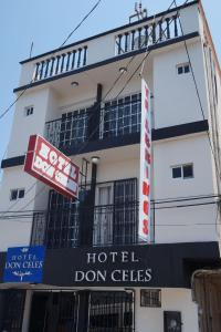 帕拉伊索DON CELES的大楼前的酒店标志