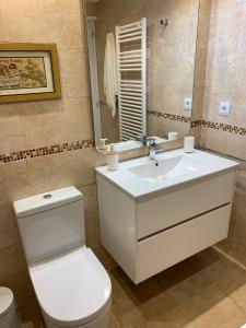 贝特伦Apartaran 410的浴室配有白色卫生间和盥洗盆。