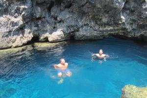 里姆尼奥纳斯Lithoktisto的两个人在蓝色的洞穴里游泳