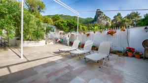 阿齐欧斯·贡多斯Feakia apartment 2的庭院设有白色椅子、围栏和围栏。
