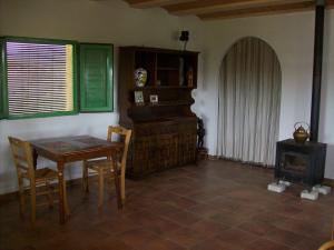 莫拉塔利亚Casa Trotamundos的一间带桌子和炉灶的用餐室