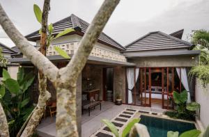 坎古La Isla Villas Bali的一座带游泳池和房子的别墅