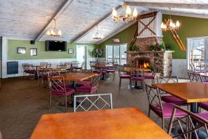 艾恩芒廷Pine Mountain Resort的一间带桌椅和壁炉的餐厅