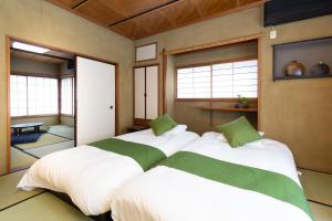 Kagurazaka Retro BAR & HOTEL客房内的一张或多张床位
