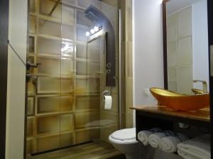 北马马亚-讷沃达里Dream Resort (Adults only 14+)的带淋浴、盥洗盆和卫生间的浴室