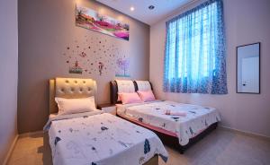 马六甲马六甲媖。缘名宿的一间卧室设有两张床和窗户。