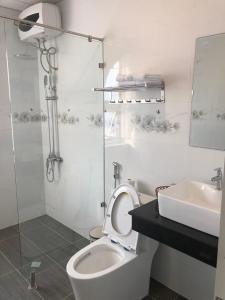 Ðưc TrọngNgoc Lan Hotel and Coffee的白色的浴室设有卫生间和水槽。