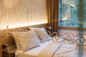 施韦格阿尔卑Säntis - das Hotel的一张带白色床单和枕头的床,靠窗