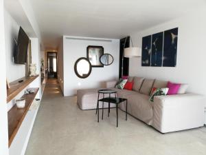 克里斯托港Àtic bordils的客厅配有沙发和桌子