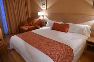 巴尔斯瓦尔斯格调酒店的酒店客房设有一张白色大床和椅子