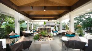 科隆Bacau Bay Resort Coron的户外庭院设有椅子和火坑