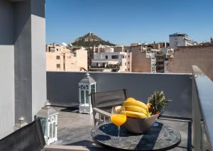 雅典雅典城中心公寓的阳台上的桌子上放着一碗香蕉