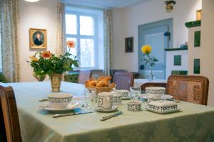塞勒姆Fischerhaus的盘子,杯子,一篮面包的桌子