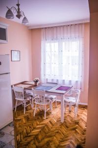 瓦尔纳Two Bedroom Apartment Downtown Ivanovi的一间带桌椅和窗户的用餐室