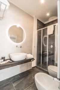 那不勒斯Le stanze di Virgilio的带浴缸、水槽和镜子的浴室